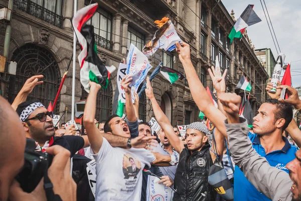 Personas protestando contra el bombardeo de la Franja de Gaza en Milán, Italia —  Fotos de Stock