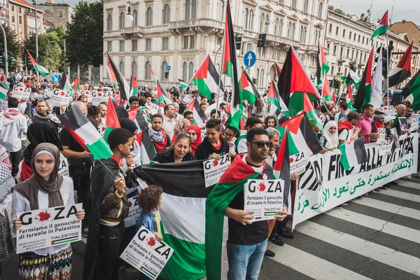 人们抗议反对加沙地带轰炸在米兰，意大利 — 图库照片