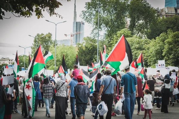 Menschen protestieren in Mailand, Italien gegen die Bombardierung der Gazastreifen — Stockfoto