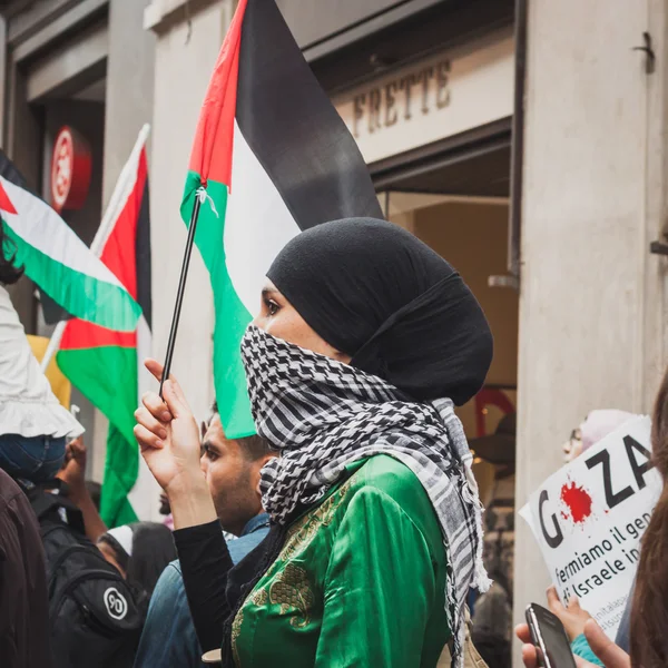 人们抗议反对加沙地带轰炸在米兰，意大利 — 图库照片