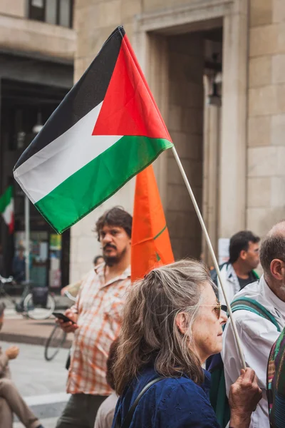 Menschen protestieren in Mailand, Italien gegen die Bombardierung der Gazastreifen — Stockfoto