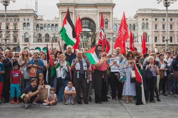 Orang-orang memprotes pemboman Jalur Gaza di Milan, Italia — Stok Foto