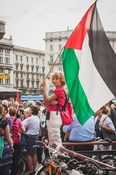 Lidé protestovali proti Gaze bombardování Gazy v Miláně, Itálie — Stock fotografie