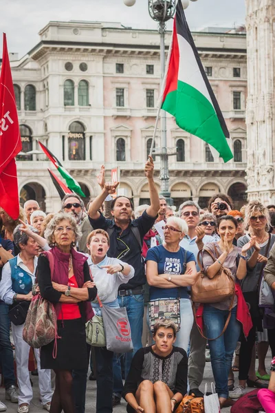 Människor som protesterar mot gaza remsa bombningen i Milano, Italien — Stockfoto