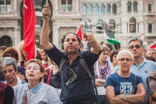 Mensen die protesteren tegen gaza strip bombardementen in Milaan, Italië — Stockfoto