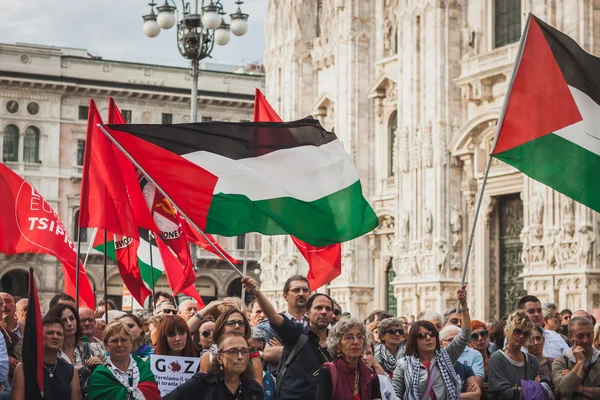 Pessoas que protestam contra os bombardeios na Faixa de Gaza em Milão, Itália — Fotografia de Stock