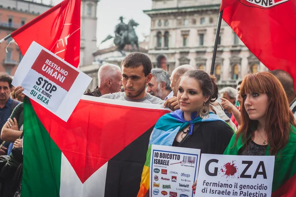Människor som protesterar mot gaza remsa bombningen i Milano, Italien — Stockfoto