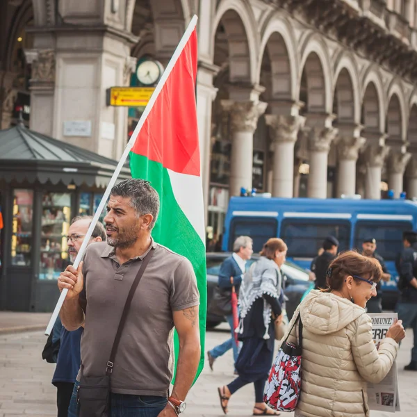 Mensen die protesteren tegen gaza strip bombardementen in Milaan, Italië — Stockfoto