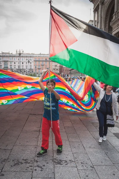 Mensen die protesteren tegen gaza strip bombardementen in Milaan, Italië — Stockfoto