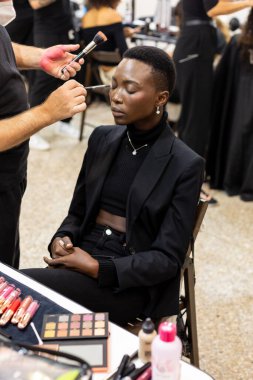 MİLAN, İTALYA 25 Eylül 2021 'de Milan' da Aquilano Rimondi 'nin gösterisinden hemen önce Model makyajda görüldü.