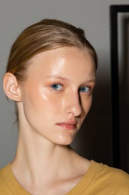 MİLAN, İTALYA 25 Eylül 2021 'de Milan Kadın Moda Haftası' nda Aquilano Rimondi 'nin gösterisinden hemen önce muhteşem bir model sahne arkasında poz veriyor.