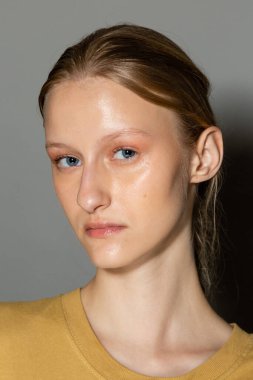 MİLAN, İTALYA 25 Eylül 2021 'de Milan Kadın Moda Haftası' nda Aquilano Rimondi 'nin gösterisinden hemen önce muhteşem bir model sahne arkasında poz veriyor.