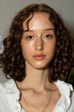 MİLAN, İTALYA 25 Eylül 2021 'de Milan Kadın Moda Haftası' nda Aquilano Rimondi 'nin gösterisinden hemen önce muhteşem bir model sahne arkasında poz veriyor.