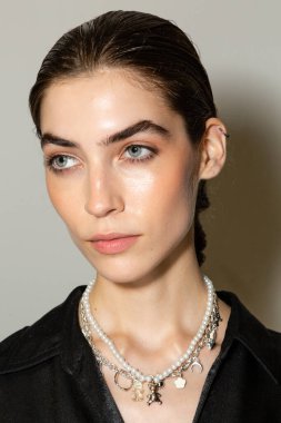 MİLAN, İTALYA 25 Eylül 2021 'de Milan Kadın Moda Haftası' nda Aquilano Rimondi 'nin gösterisinden hemen önce muhteşem bir model sahne arkasında poz veriyor.