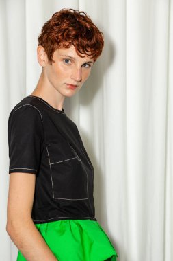 MİLAN, İTALYA 25 Eylül 2021 'de Milan Kadın Moda Haftası' nda Aquilano Rimondi 'nin gösterisinden hemen önce muhteşem bir model sahne arkasında poz veriyor.