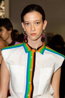 MİLAN, İTALYA 25 Eylül 2021 'de Milan Kadın Moda Haftası' nda Aquilano Rimondi 'nin gösterisinden hemen önce muhteşem bir model sahne arkasında poz veriyor.