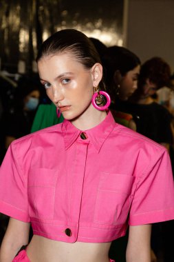 MİLAN, İTALYA 25 Eylül 2021 'de Milan Kadın Moda Haftası' nda Aquilano Rimondi 'nin gösterisinden hemen önce muhteşem bir model sahne arkasında poz veriyor.