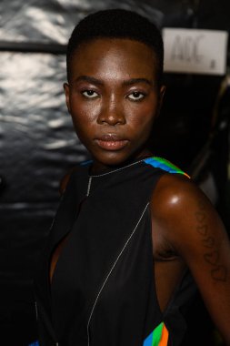 MİLAN, İTALYA 25 Eylül 2021 'de Milan Kadın Moda Haftası' nda Aquilano Rimondi 'nin gösterisinden hemen önce muhteşem bir model sahne arkasında poz veriyor.