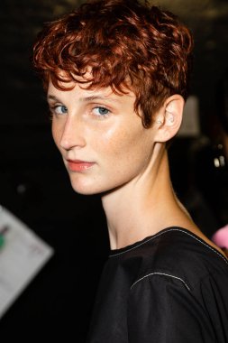 MİLAN, İTALYA 25 Eylül 2021 'de Milan Kadın Moda Haftası' nda Aquilano Rimondi 'nin gösterisinden hemen önce muhteşem bir model sahne arkasında poz veriyor.