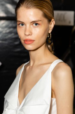 MİLAN, İTALYA 25 Eylül 2021 'de Milan Kadın Moda Haftası' nda Aquilano Rimondi 'nin gösterisinden hemen önce muhteşem bir model sahne arkasında poz veriyor.