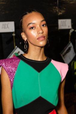 MİLAN, İTALYA 25 Eylül 2021 'de Milan Kadın Moda Haftası' nda Aquilano Rimondi 'nin gösterisinden hemen önce muhteşem bir model sahne arkasında poz veriyor.