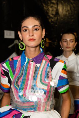 MİLAN, İTALYA 25 Eylül 2021 'de Milan Kadın Moda Haftası' nda Aquilano Rimondi 'nin gösterisinden hemen önce muhteşem bir model sahne arkasında poz veriyor.