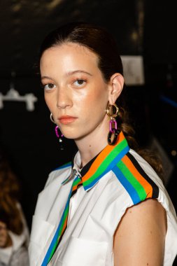 MİLAN, İTALYA 25 Eylül 2021 'de Milan Kadın Moda Haftası' nda Aquilano Rimondi 'nin gösterisinden hemen önce muhteşem bir model sahne arkasında poz veriyor.