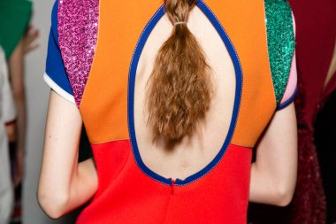 MİLAN, İTALYA 25 Eylül 2021 'de Milan Kadın Moda Haftası' nda Aquilano Rimondi 'nin gösterisinden hemen önce muhteşem bir model sahne arkasında poz veriyor.