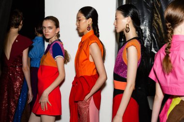 MİLAN, İTALYA 25 Eylül 2021 'de Milan Kadın Moda Haftası' nda Aquilano Rimondi gösterisinden hemen önce muhteşem modeller sahne arkasında poz verdiler.