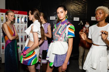 MİLAN, İTALYA 25 Eylül 2021 'de Milan Kadın Moda Haftası' nda Aquilano Rimondi gösterisinden hemen önce muhteşem modeller sahne arkasında poz verdiler.