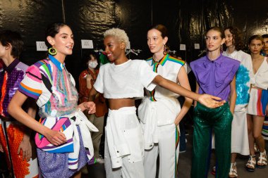 MİLAN, İTALYA 25 Eylül 2021 'de Milan Kadın Moda Haftası' nda Aquilano Rimondi gösterisinden hemen önce muhteşem modeller sahne arkasında poz verdiler.