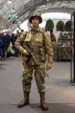 MİLAN, İTALYA - 30 Ekim 2021 'de Milano' daki militarya koleksiyoncuları ve askeri derneklere adanmış sergi olan Militalya 'yı ziyaret edenler