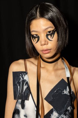 MİLAN, İTALYA 27 Eylül 2021 'de Milan Kadın Moda Haftası' nda Alexandra Moura 'nın gösterisinden hemen önce kuliste bir model görüldü.