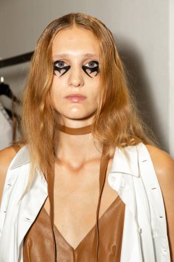 MİLAN, İTALYA 27 Eylül 2021 'de Milan Kadın Moda Haftası' nda Alexandra Moura 'nın gösterisinden hemen önce kuliste bir model görüldü.