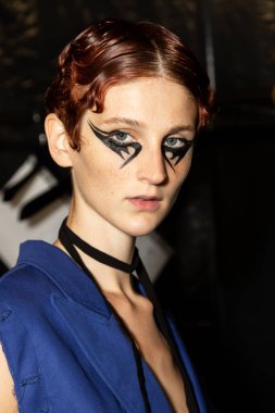 MİLAN, İTALYA 27 Eylül 2021 'de Milan Kadın Moda Haftası' nda Alexandra Moura 'nın gösterisinden hemen önce kuliste bir model görüldü.