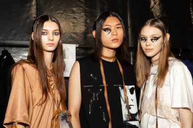 MİLAN, İTALYA - 27 Eylül 2021 'de Milan Kadın Moda Haftası' nda Alexandra Moura 'nın gösterisinden hemen önce kuliste modeller görülüyor.