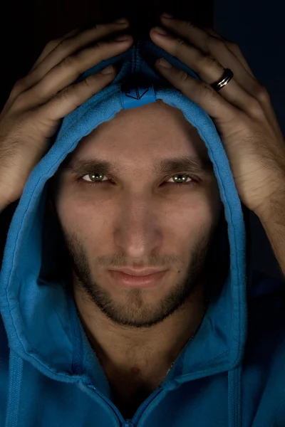 karanlık odada poz seksi bir adam portresi