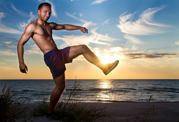 Portret van sey spier man die zich voordeed op de zee — Stockfoto