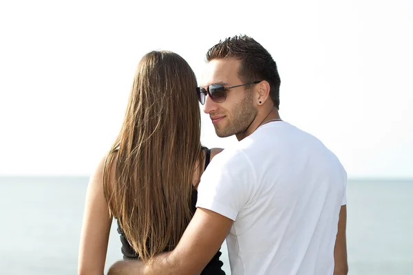 seksi güzel çift ayakta deniz önünde portresi