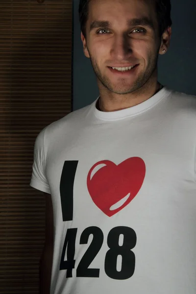 stüdyoda poz seksi bir adam portresi