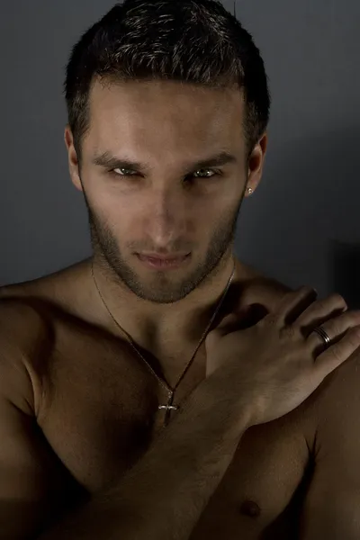 stüdyoda poz çıplak seksi bir adam portresi