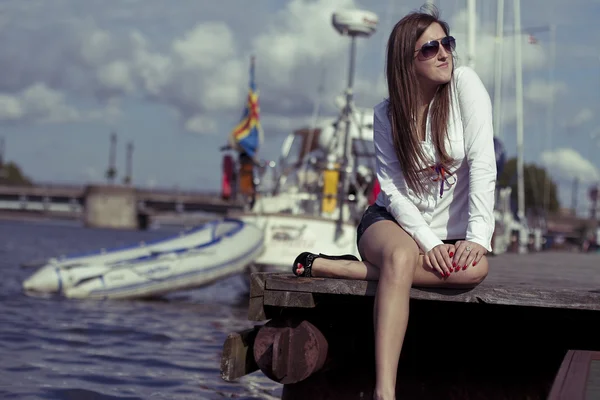 Retrato de mulher sexy sentado no berço — Fotografia de Stock