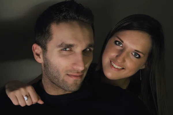 seksi çift stüdyoda poz portresi