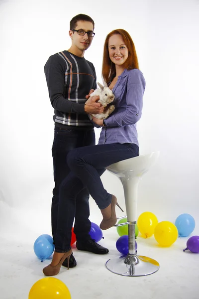 Портрет пары, позирующей в студии с кроликом — стоковое фото