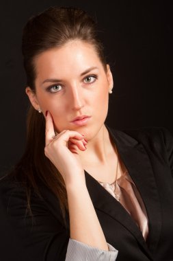 Studio ceketli poz güzel bir kadın portresi
