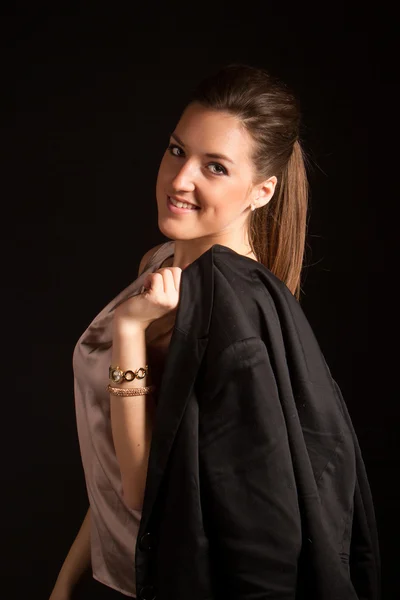 Retrato de mujer hermosa posando en estudio con chaqueta — Foto de Stock