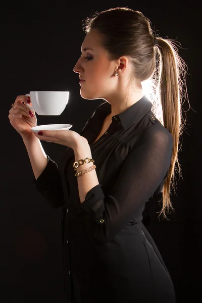 Retrato de mulher bonita posando em estúdio com xícara de café — Fotografia de Stock