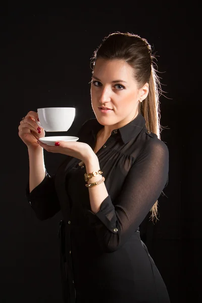 Porträtt av vacker kvinna poserar i studio med kopp kaffe — Stockfoto