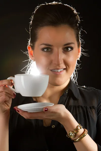 Porträtt av vacker kvinna poserar i studio med kopp kaffe — Stockfoto