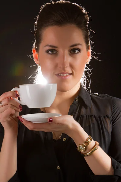Portret van mooie vrouw poseren in studio met kopje koffie — Stockfoto